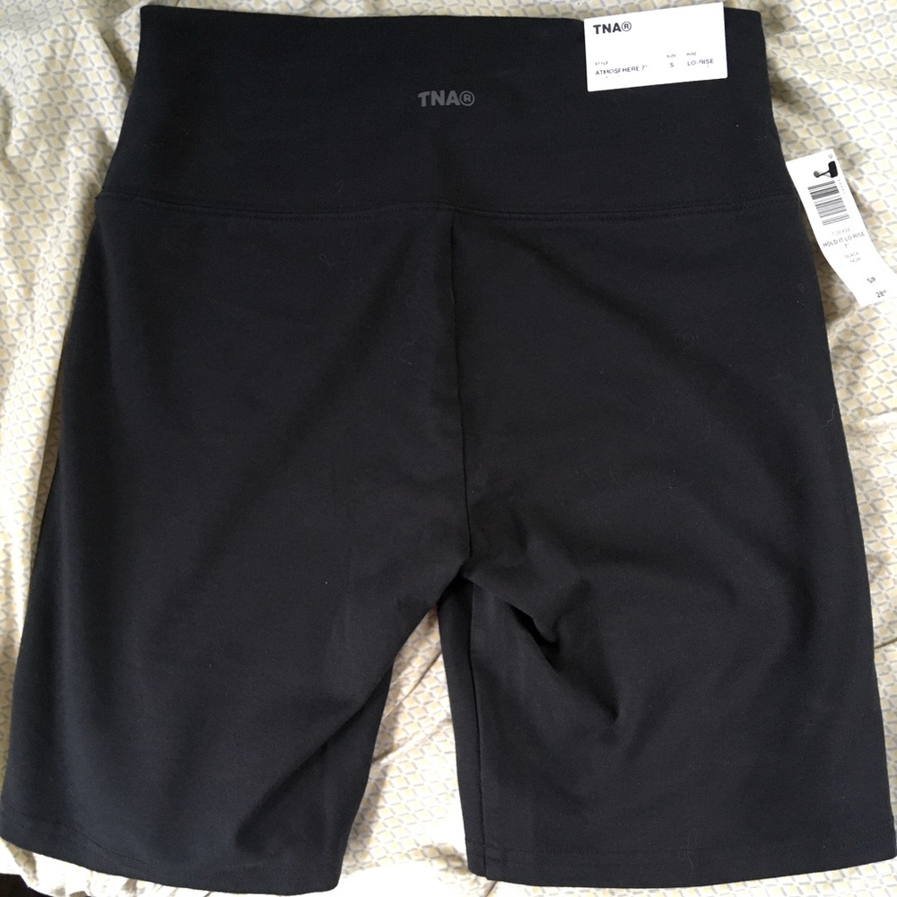NWT Aritzia TNA Atmosphere 7” bike legging shorts